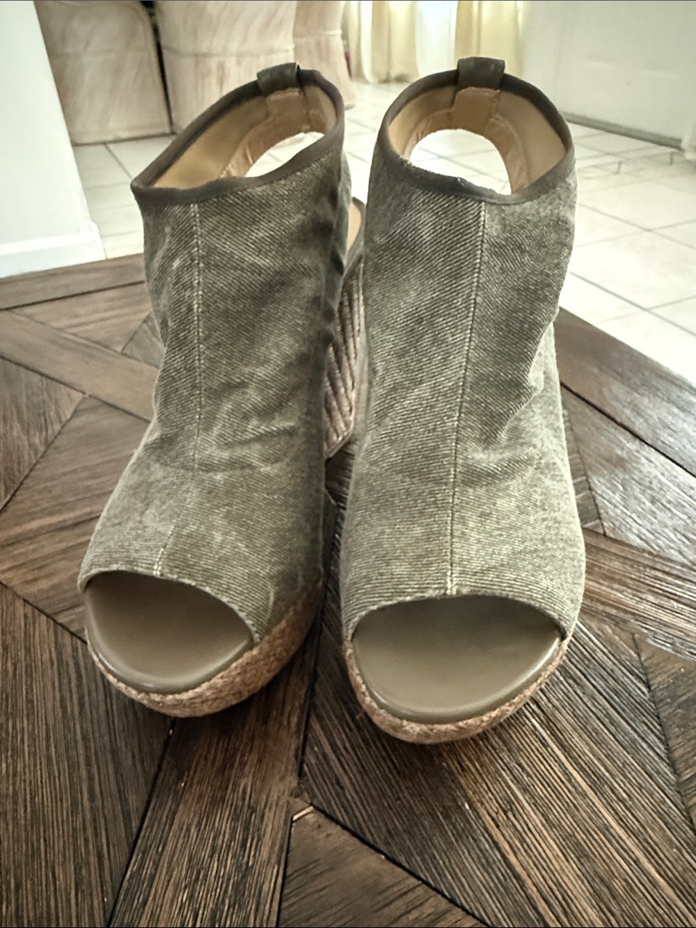 Stuart Weitzman Glover Stretch Wedge Sandals Olive Green Peep Toe Size 9.5